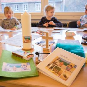 29. 11.2019 Petra Dierkes, Abteilungsleiterin der Hauptabteilung Seelsorge im Erzbistum Köln, überreicht die ersten Mobilen Gottesdienstkisten an Engagierte in der Kinder- und Familienliturgie. Auf dem Gut Frohnhof in Köln-Ossendorf, wo die Mitarbeitenden der Caritas Wertarbeit die Bibelhüllen nähen und die Kisten zusammenstellen, kamen dazu einige Engagierte und deren Kinder mit Vertretern von Erzbistum und Caritas zu einer kleinen Feierstunde zusammen.