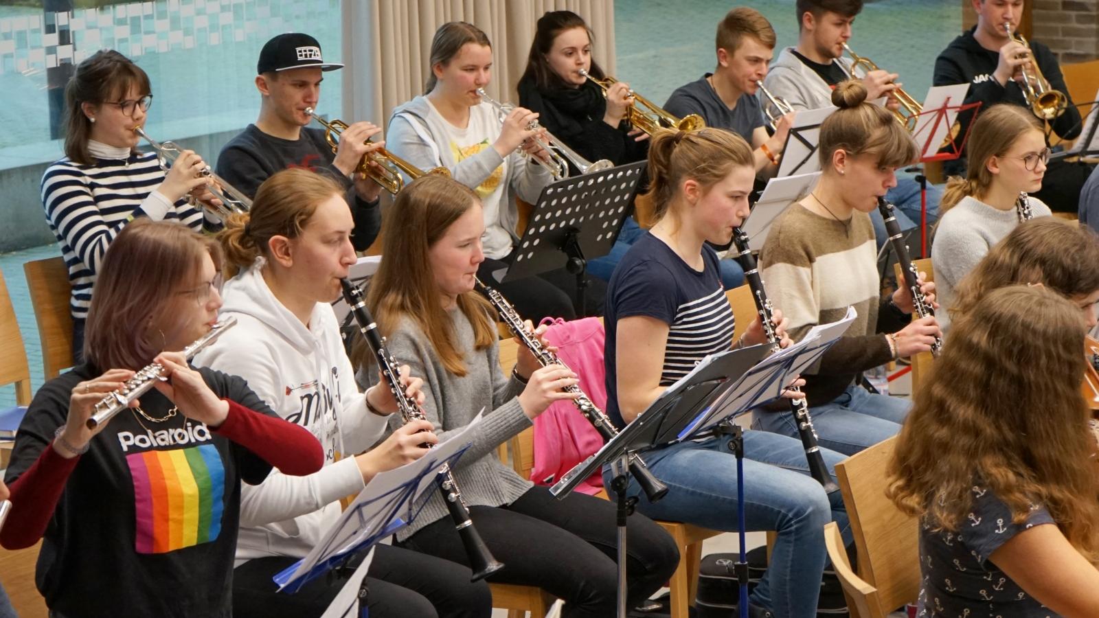 30. Erzbischöfliche Musiktage in Altenberg (26.02. – 1.03.2020)

Fünf Tage voller Musik durften rund 120 Schülerinnen und Schüler Erzbischöflicher Schulen von Aschermittwoch bis zum ersten Fastensonntag in der Jugendbildungsstätte Haus Altenberg erleben. Bei den 30. Erzbischöflichen Musiktagen haben sie als Chor und Orchester zusammen mit einem zwölfköpfigen Musikerteam unter Leitung von Winfried Krane, Leiter der Musikschule des Kölner Domchores, der Domkantorei Köln und der Kölner Domkapelle, die „C-Dur-Messe“ von Ludwig van Beethoven einstudiert sowie zwei Sätze aus seiner 1. Sinfonie. Das Ergebnis haben sie in der Sonntagsmesse im Altenberger Dom zu Gehör gebracht.
