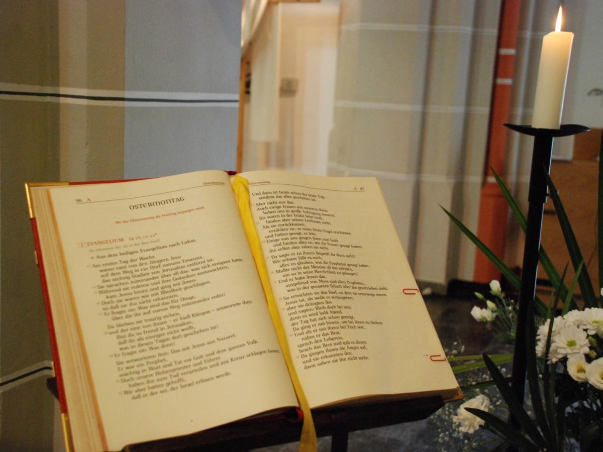 Das Lektionar (lat.: Lesebuch) ist ein liturgisches Buch, welches alle biblischen Lesungen und Predigttexte sämtlicher Sonn-, Fest- und Gedenktage des Kirchenjahres enthält. Ex-Bild-DB-ID: 734