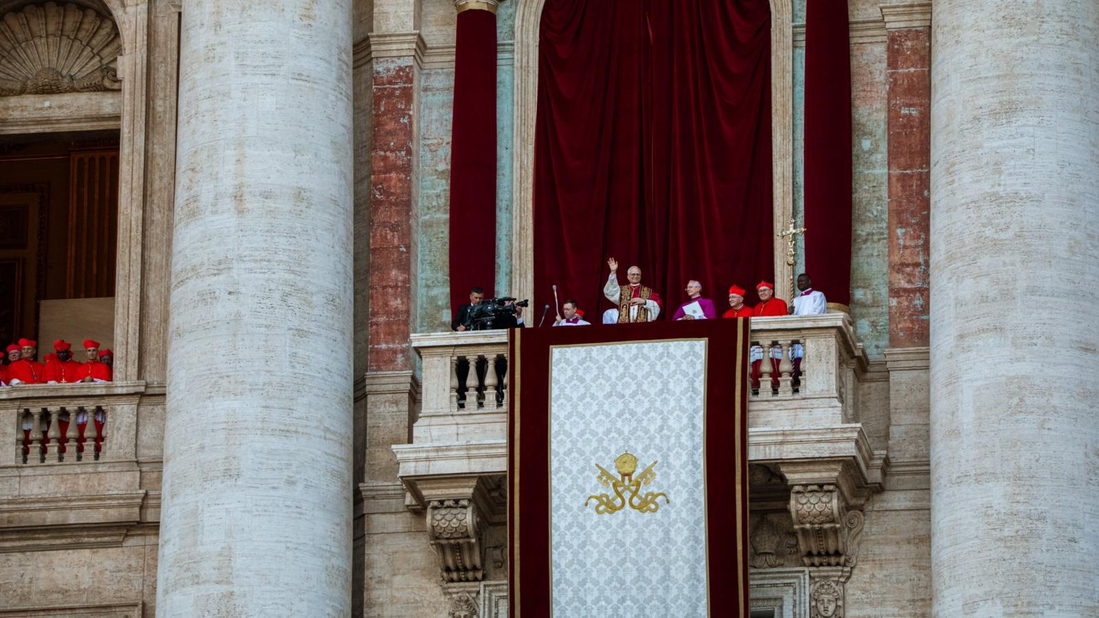 Papst Leo XIV. nach seiner Bekanntgabe auf der Loggia des Petersdoms